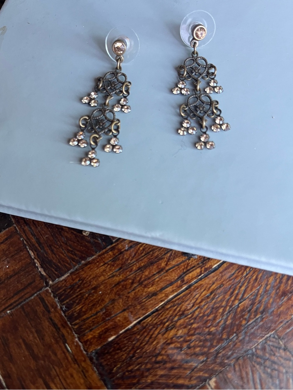 Feminine Earrings with Crystal details and Brass tones